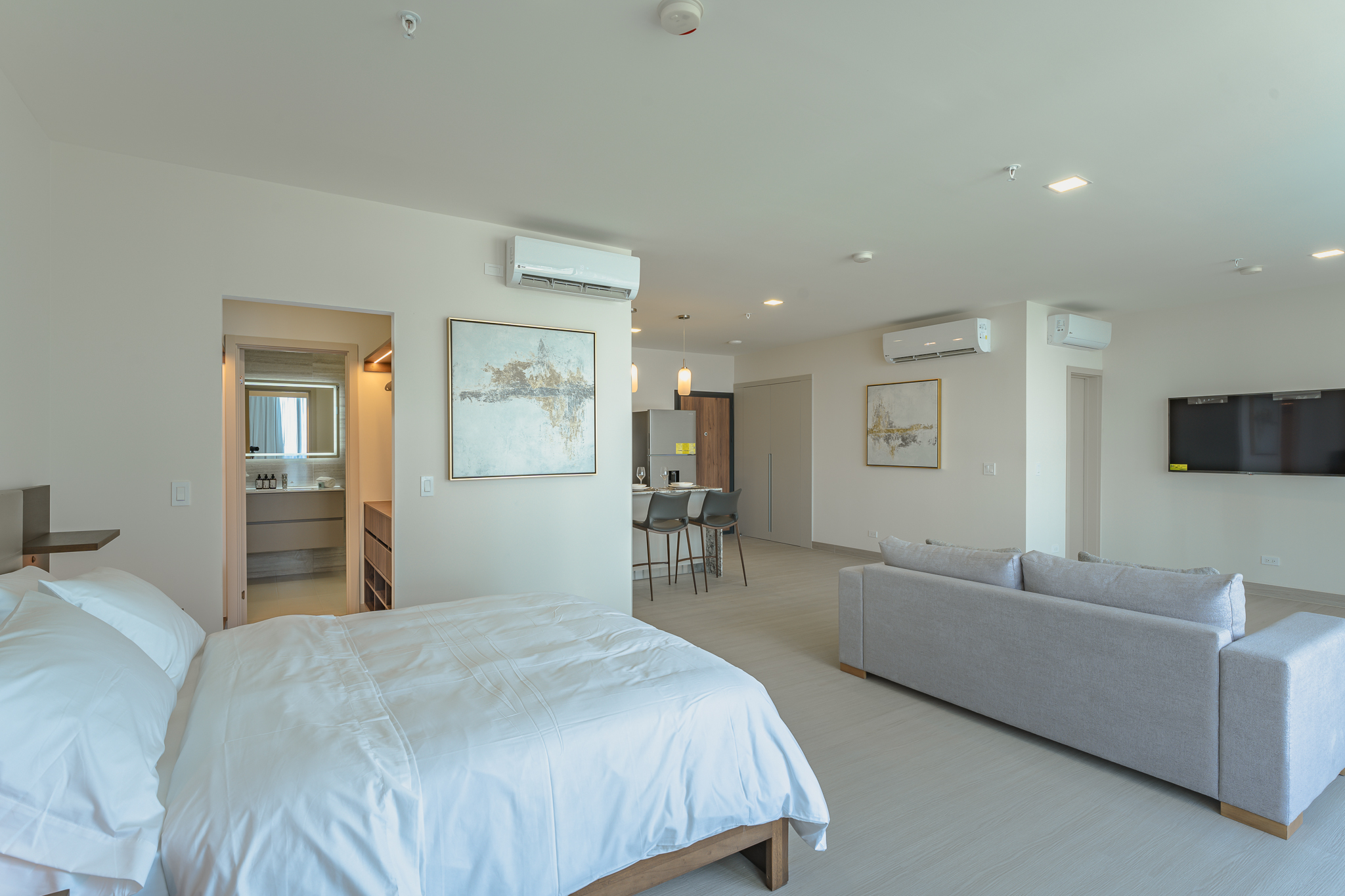 Deluxe Loft with Ocean and City View